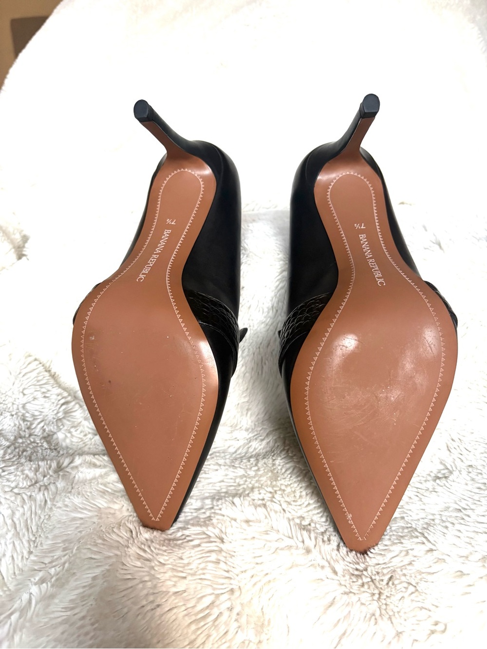 Women’s Banana Republic Black Pointed Toe Leather Pumps with Croc Strap - Picture 5 of 5